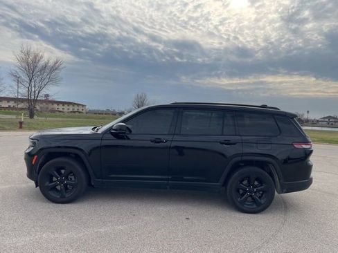 Used 2023 Jeep Grand Cherokee L Laredo image 5