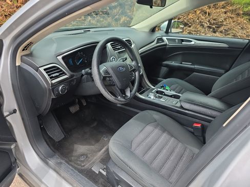 Used 2018 Ford Fusion SE w/ Fusion SE Technology Package FWD image 2