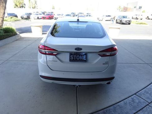 Used 2017 Ford Fusion SE w/ Fusion SE Technology Package FWD image 7