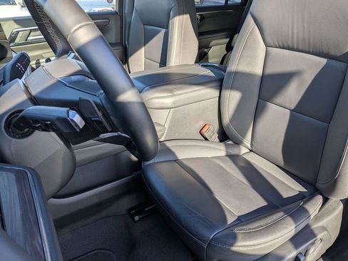 Used 2025 Chevrolet Suburban Z71 image 18