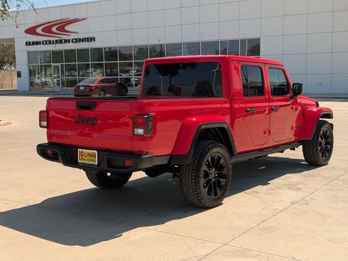 Used 2025 Jeep Gladiator Sport image 3