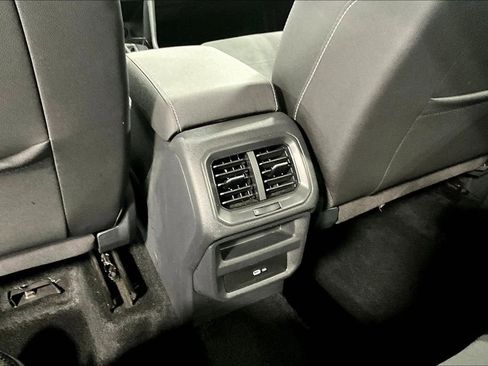 Used 2024 Volkswagen Taos SE image 31