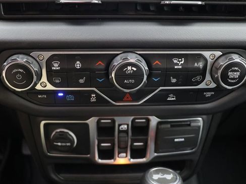 Used 2025 Jeep Wrangler Unlimited Sahara AWD/4WD image 23