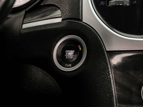 Used 2019 Chrysler 300 Touring w/ Chrome Appearance Package RWD image 18