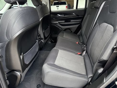 Used 2024 Jeep Grand Cherokee Laredo AWD/4WD image 25