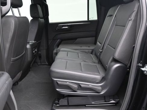 Used 2025 Chevrolet Suburban LT RWD image 14