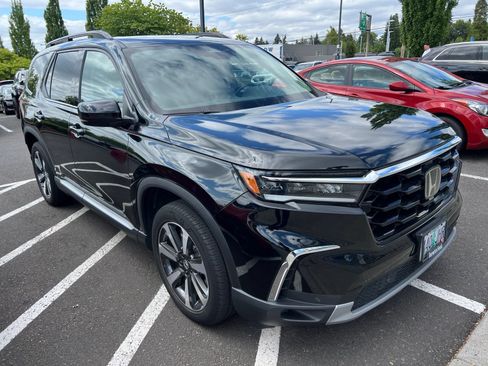 Used 2023 Honda Pilot Touring image 3