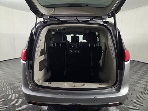 Used 2017 Chrysler Pacifica Touring-L FWD image 27