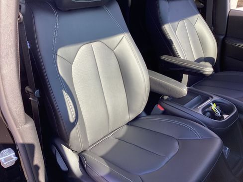 New 2027 Chrysler Pacifica Select FWD image 18