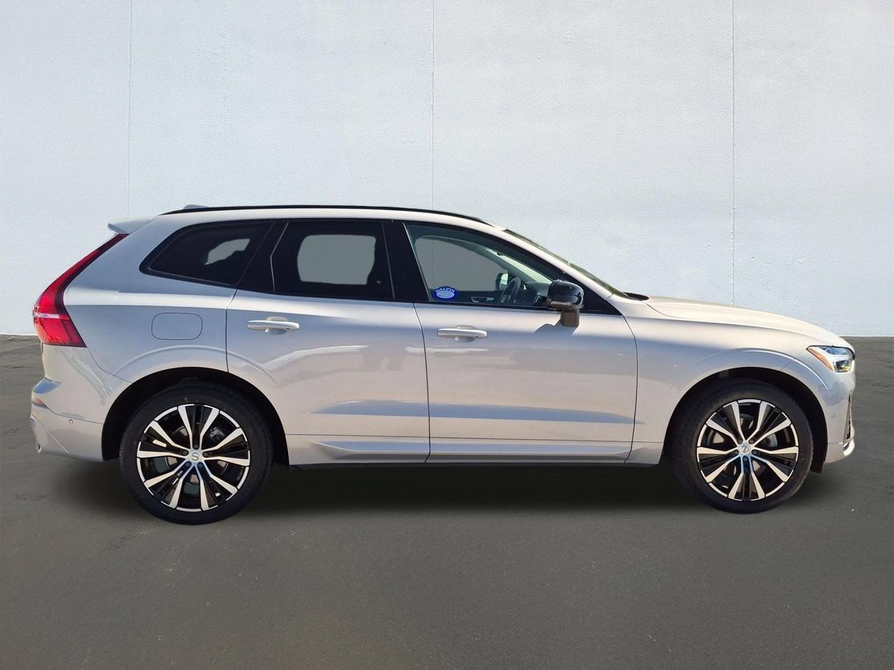 Certified 2024 Volvo XC60 B5 Plus AWD/4WD image 4