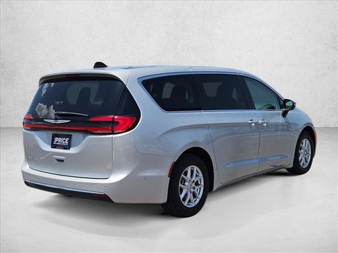 Used 2023 Chrysler Pacifica Touring-L FWD image 5