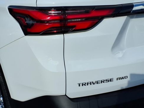 Used 2022 Chevrolet Traverse LT image 8