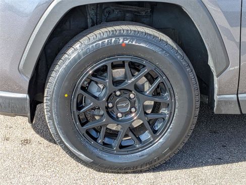 Used 2021 Toyota RAV4 XLE image 9