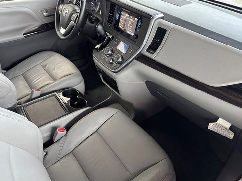 Used 2015 Toyota Sienna L image 16