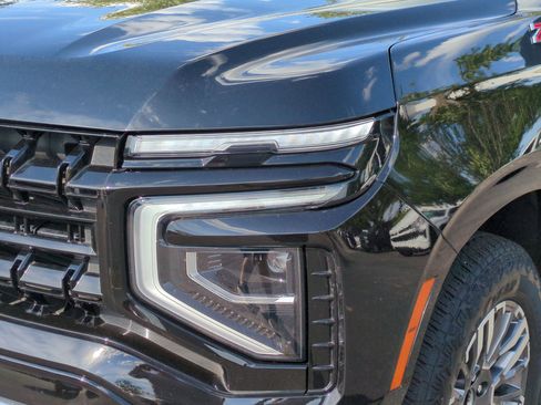 Used 2025 Chevrolet Suburban Z71 AWD/4WD image 6