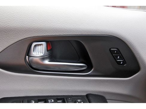 Used 2020 Chrysler Pacifica Touring-L FWD image 24