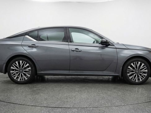 Used 2025 Nissan Altima 2.5 SV FWD image 11