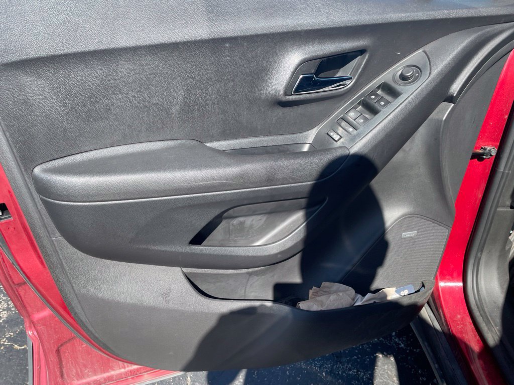 Used 2020 Chevrolet Trax LT w/ Sun & Sound Package FWD image 15