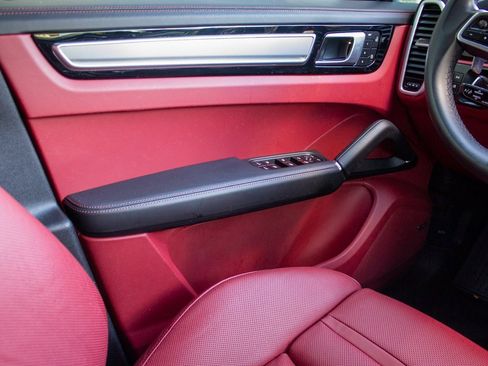 Used 2022 Porsche Cayenne Platinum Edition image 19