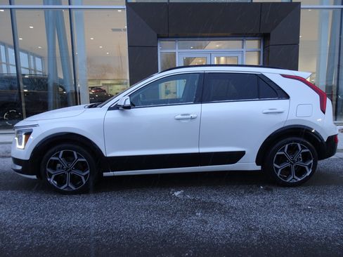 Used 2023 Kia Niro EX Touring image 2