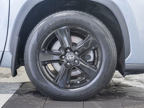 Used 2022 Toyota Highlander LE AWD/4WD image 17