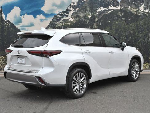 Used 2024 Toyota Highlander Limited AWD/4WD image 3