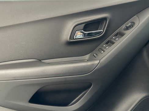 Used 2017 Chevrolet Trax LT w/ LT Convenience Package image 12