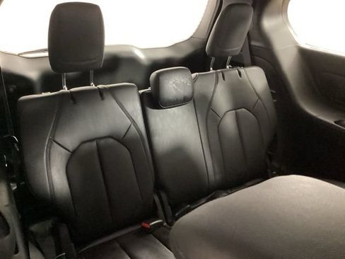 Used 2019 Chrysler Pacifica Touring-L FWD image 26