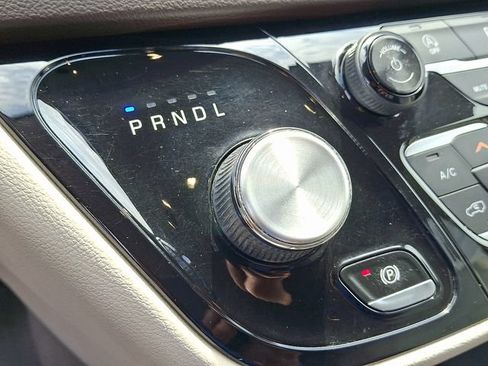 Used 2018 Chrysler Pacifica Touring-L FWD image 15