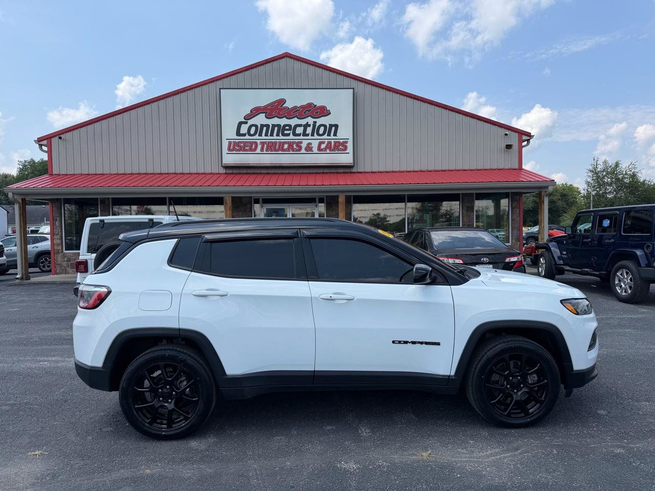 Used 2024 Jeep Compass Latitude w/ Convenience Group AWD/4WD image 3