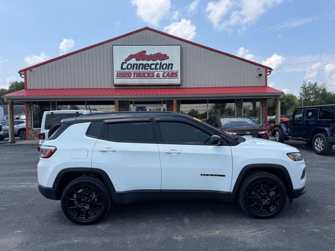 Used 2024 Jeep Compass Latitude w/ Convenience Group AWD/4WD image 3