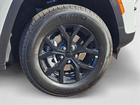 New 2025 Jeep Grand Cherokee Altitude image 10