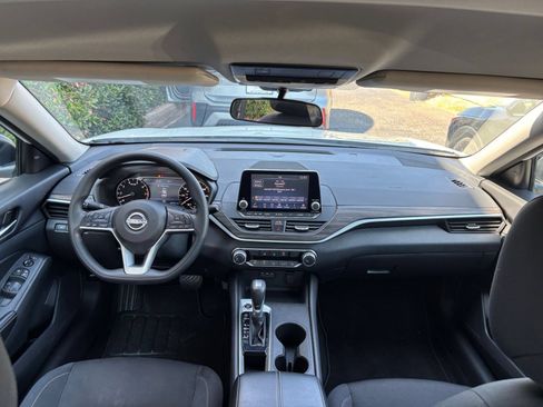 Used 2025 Nissan Altima 2.5 SV FWD image 32