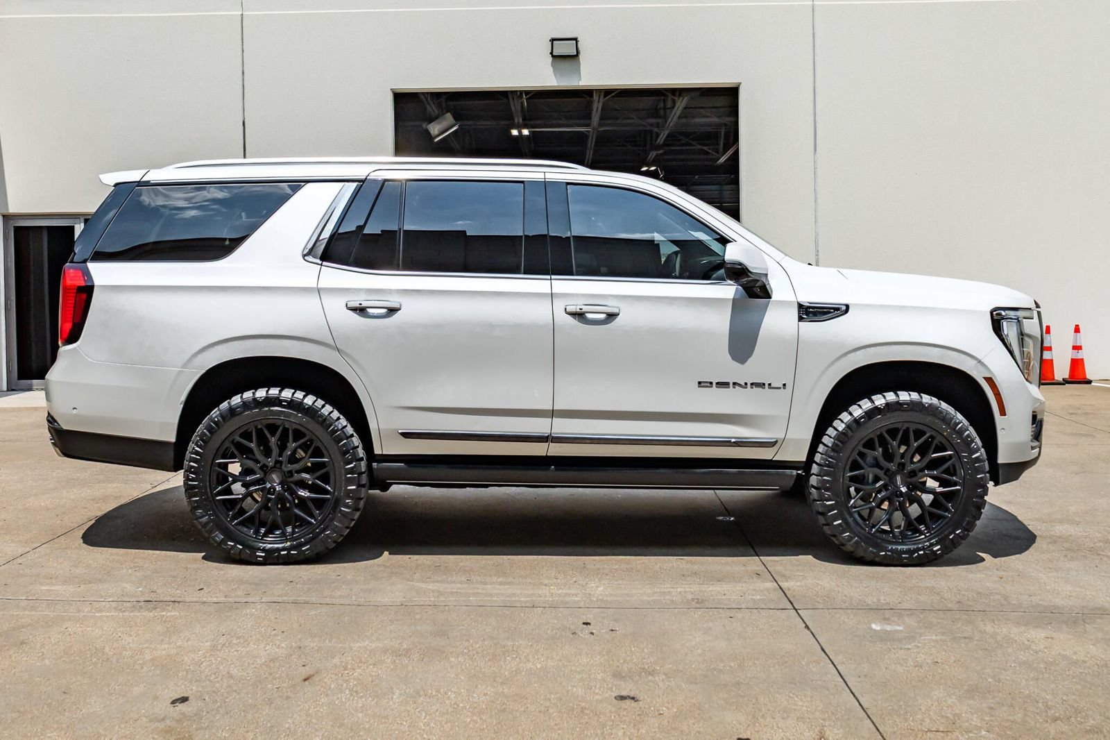 Used 2025 GMC Yukon Denali Ultimate AWD/4WD image 18