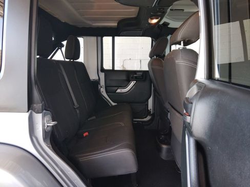 Used 2018 Jeep Wrangler Unlimited Sahara w/ Connectivity Group AWD/4WD image 13
