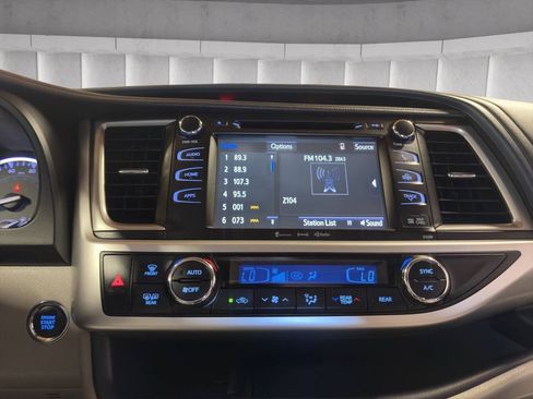 Used 2018 Toyota Highlander XLE AWD/4WD image 11