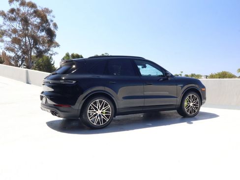 Certified 2025 Porsche Cayenne E-Hybrid AWD/4WD image 8