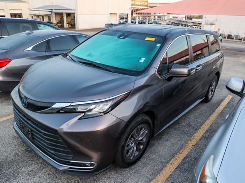 Used 2022 Toyota Sienna XLE FWD image 3
