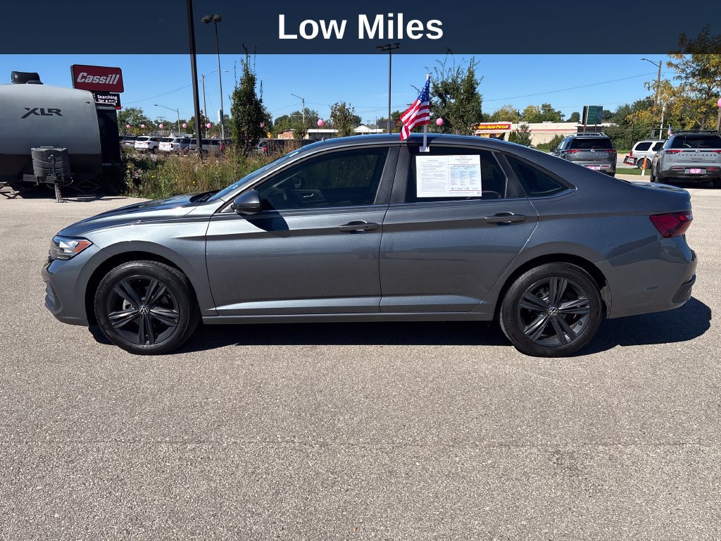 Used 2024 Volkswagen Jetta SE w/ Panoramic Sunroof Package FWD image 2