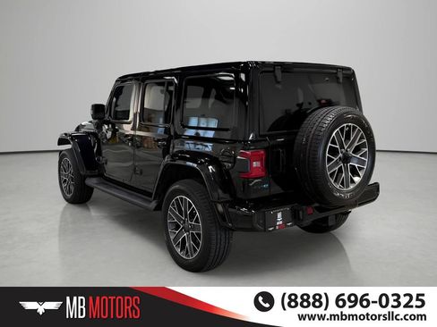 Used 2022 Jeep Wrangler Unlimited Sahara AWD/4WD image 4
