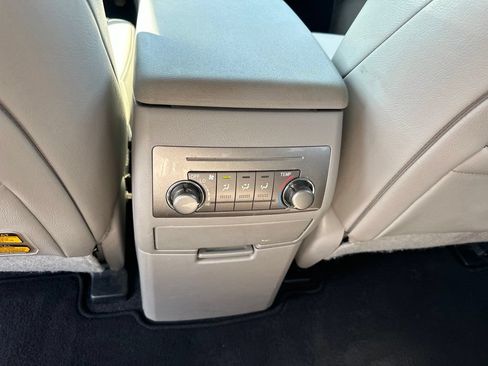 Used 2013 Toyota Highlander SE FWD image 17