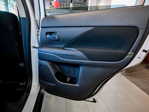 Used 2014 Mitsubishi Outlander SE AWD/4WD image 26