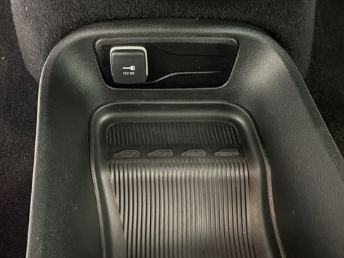 Used 2025 Chrysler Pacifica Select image 24