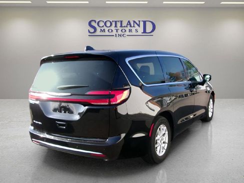 Used 2024 Chrysler Pacifica Touring-L image 6