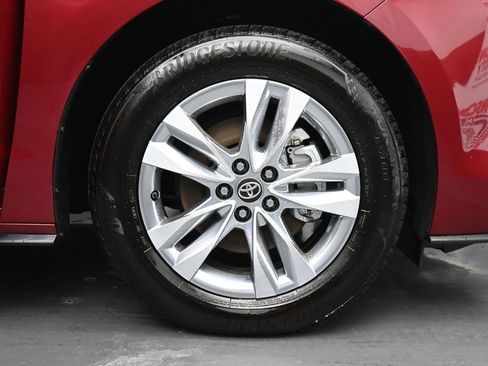 Used 2025 Toyota Sienna Limited image 11