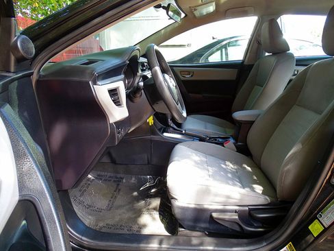 Used 2016 Toyota Corolla LE FWD image 16