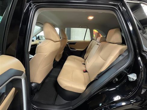 Used 2021 Toyota RAV4 LE image 18