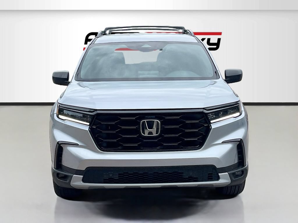 Used 2025 Honda Pilot Sport image 2