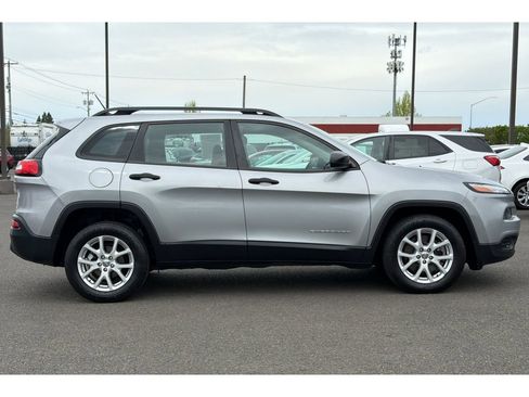 Used 2016 Jeep Cherokee Sport FWD image 3