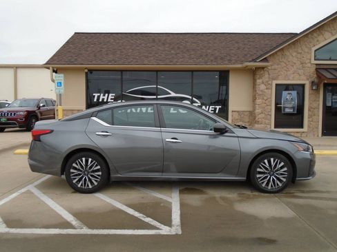 Used 2024 Nissan Altima 2.5 SV FWD image 5